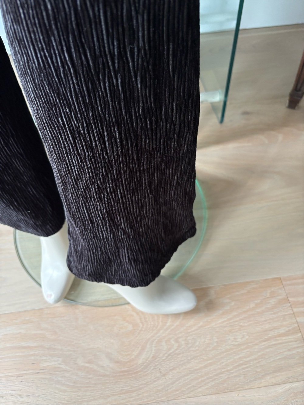 ESQUALO Wide-Leg Pleated Velvet Pants in Dark Brown - Picture 3 of 4